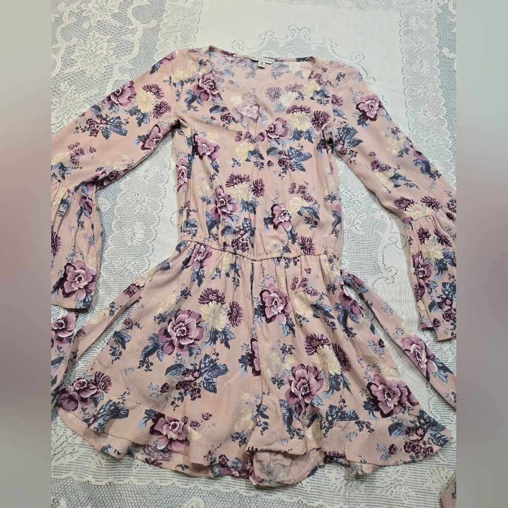American Eagle, Feminine pink, floral wrap romper, long bell sleeves Size XXS - Picture 5 of 10